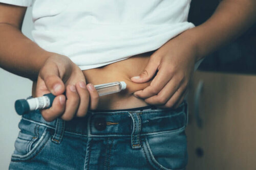 Person giver sig selv en insulinsprøjte