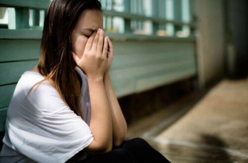 Angstbedingte Brustschmerzen: Frau mit Panikattacke
