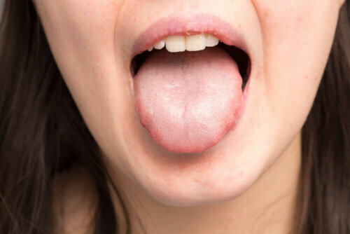 Speichel - Frau zeigt ihre Zunge