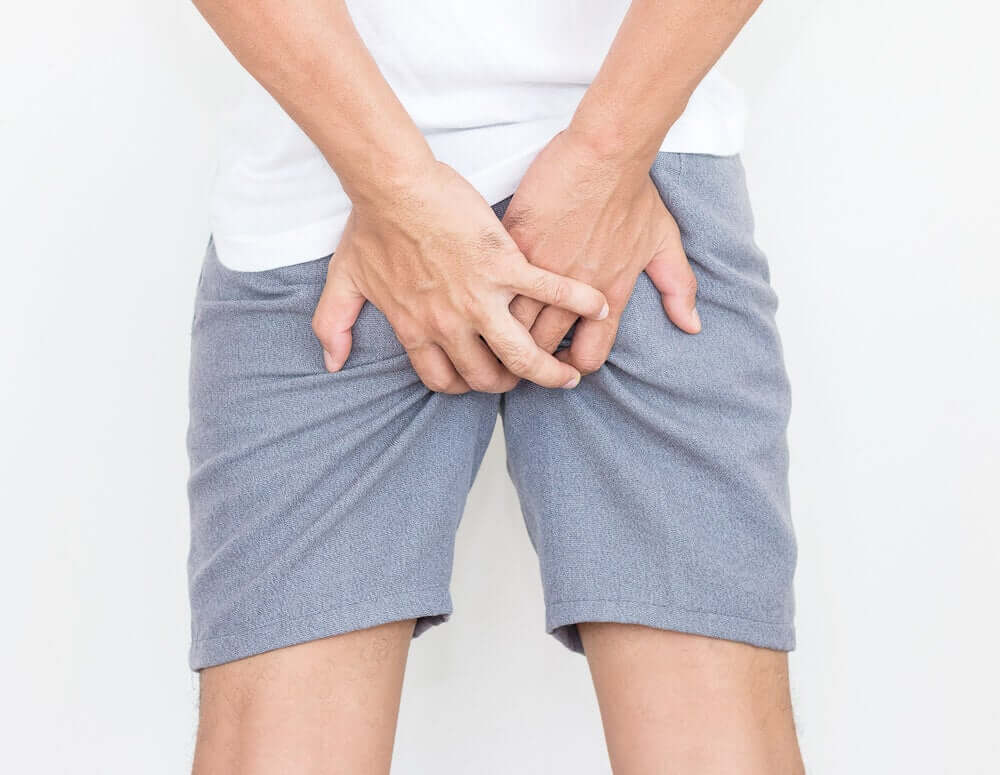 En mand med anal kløe