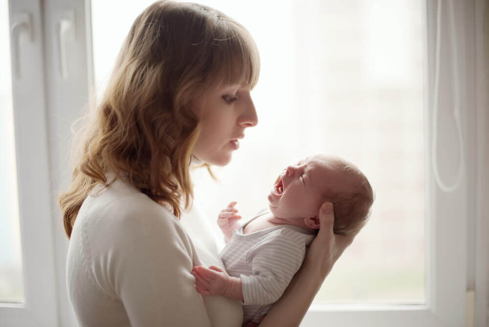 Wenn dein Baby die Brust verweigert - weinendes Baby