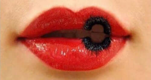 En mund med tobaksforbrænding på grund af rygers melanose