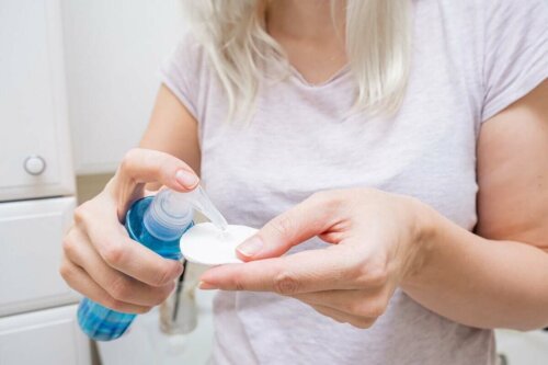 A person adding liquid to a pad.