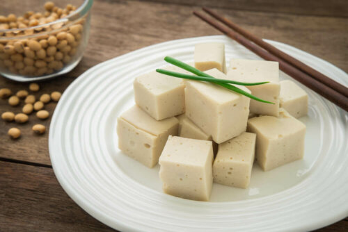 En tallerken med tofu