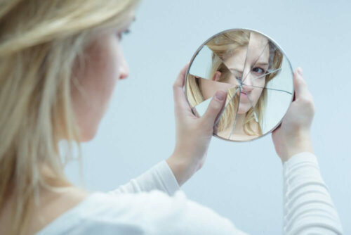 Kvinde kigger i ødelagt spejl