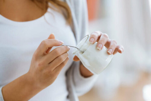 Kvinde spiser yoghurt