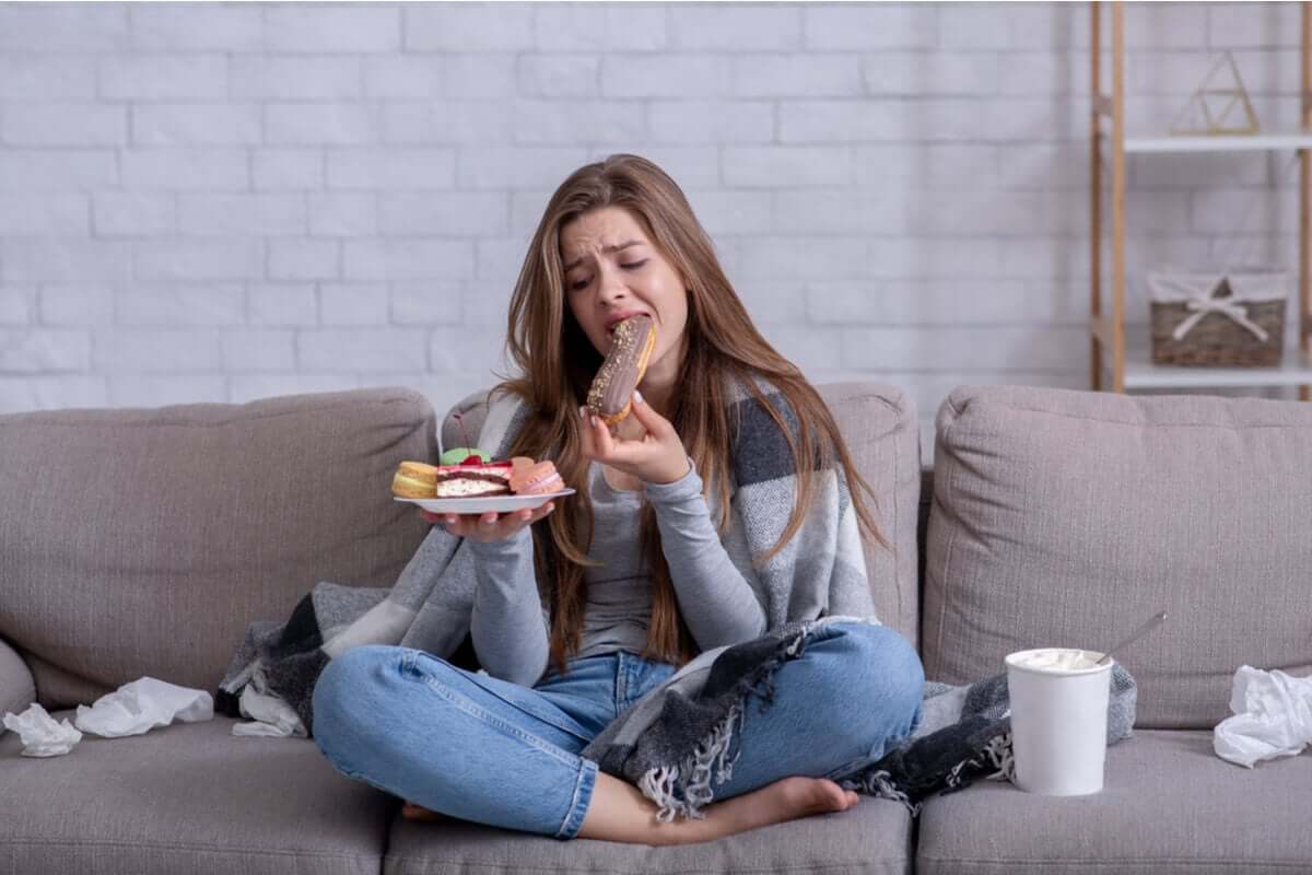 Emotionales Essen stoppen - weinende Frau, die isst.