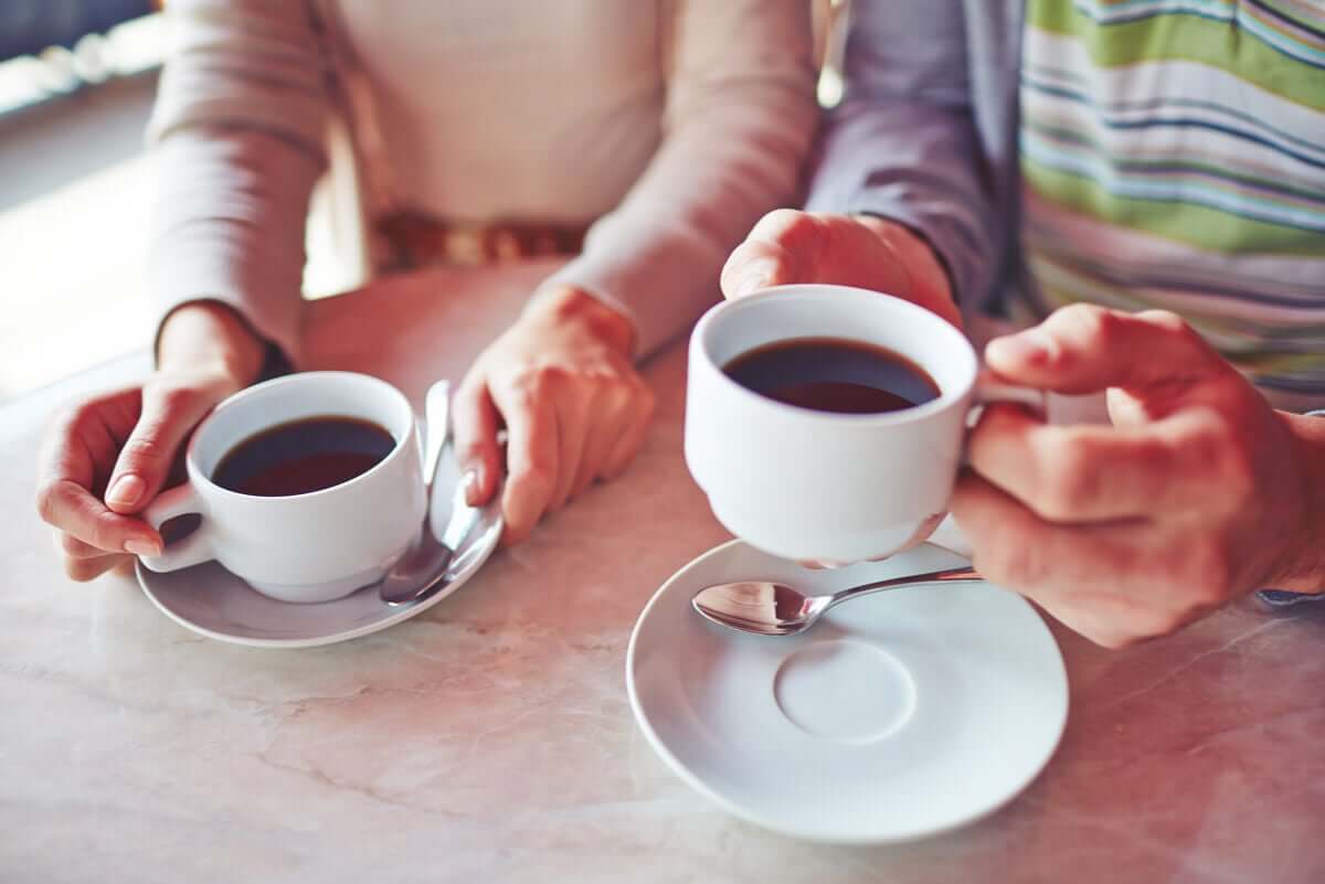 A couple drinking coffee.