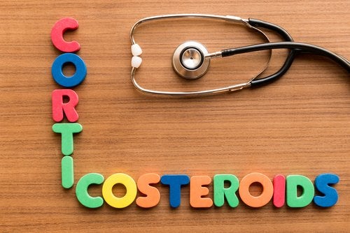 "कॉर्टिकोस्टेरॉइड्स" रंगीन अक्षरों के साथ वर्तनी।