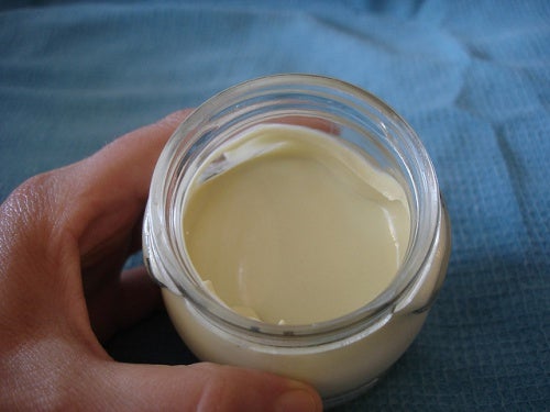 Kosmetisk creme i en krukke