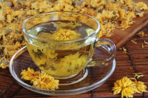 Chrysanthemum Tea: Benefits and Precautions