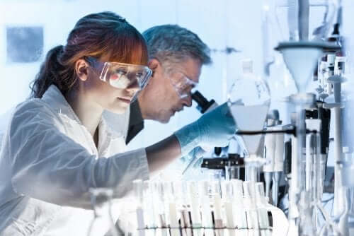 En kvinne og en mann som jobber i et laboratorium.