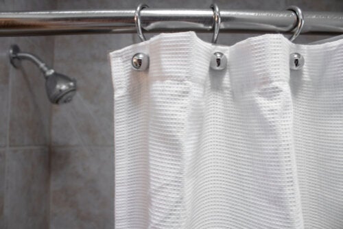 5 Tips to Clean Bathroom Curtains and Keep Them Mold-Free