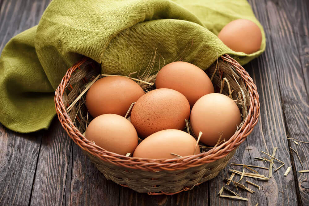 عدد قليل من البيض داخل سلة.
