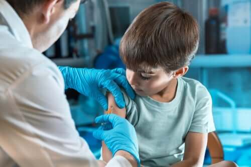 Ein Kind, das einen Impfstoff erhält.