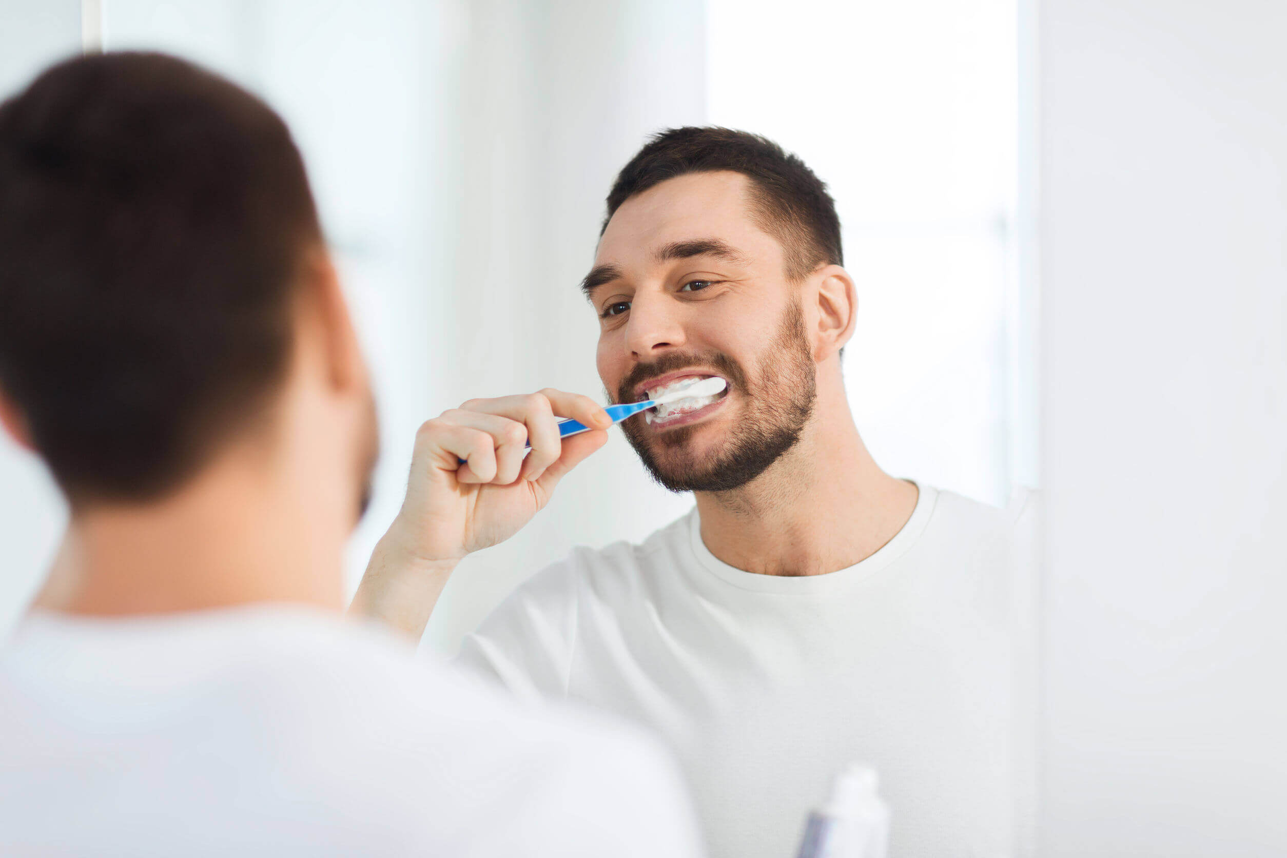 Mundgeschwüre oder Aphthen - Mann putzt sich die Zähne
