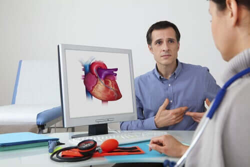 Erweiterung des Herzmuskels - Mann bei einer Ärztin