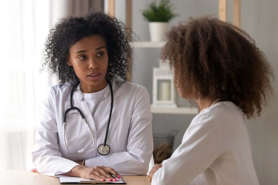 Gesundheit von Jugendlichen: Ein Teenager bei einer Ärztin.