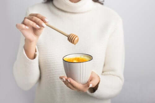 How to Cure a Sore Throat with Warm Water and Honey