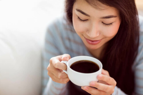 En kvinne som drikker kaffe.