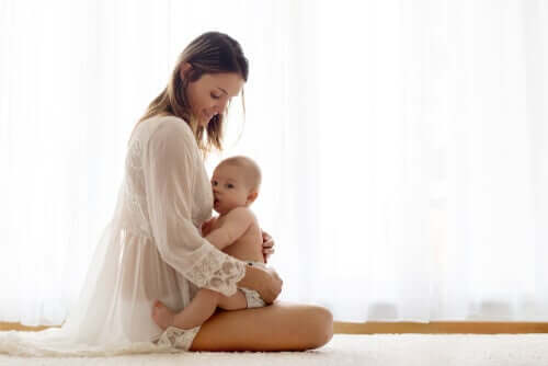 Ένα μωρό που θηλάζει.