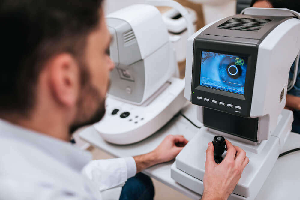 En lege som diagnostiserer et øyeproblem