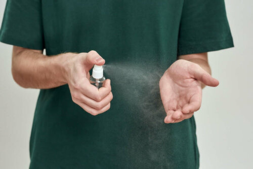 A man sanitizing his hands.