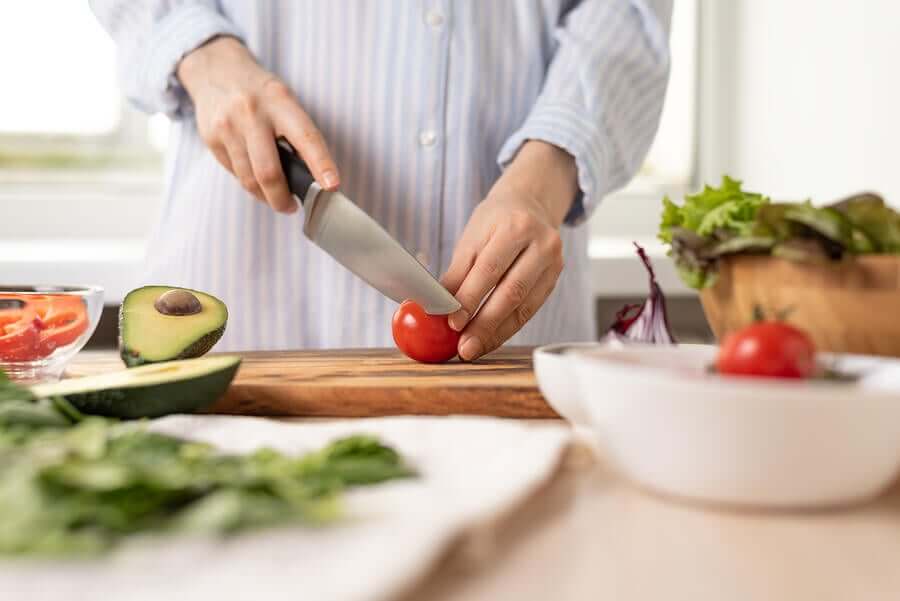 A person cutting a tomatoe
