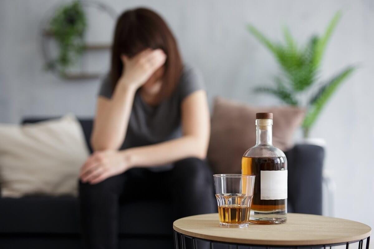 Kvinde med alkohol foran sig er offer for ædru alkoholiker syndrom