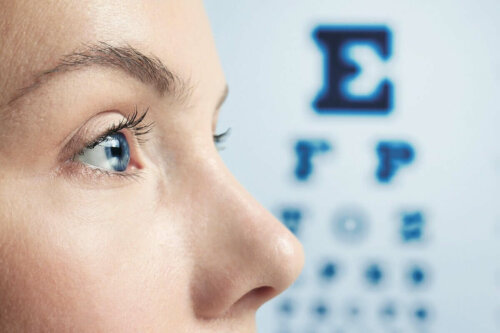 視力検査を受ける女性。