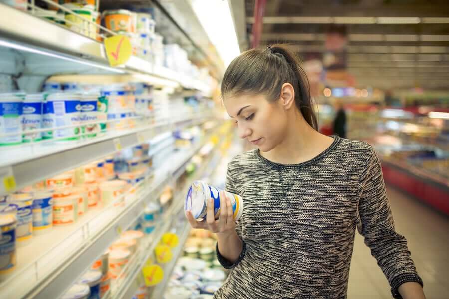 Kvinde ser på fødevare i supermarked