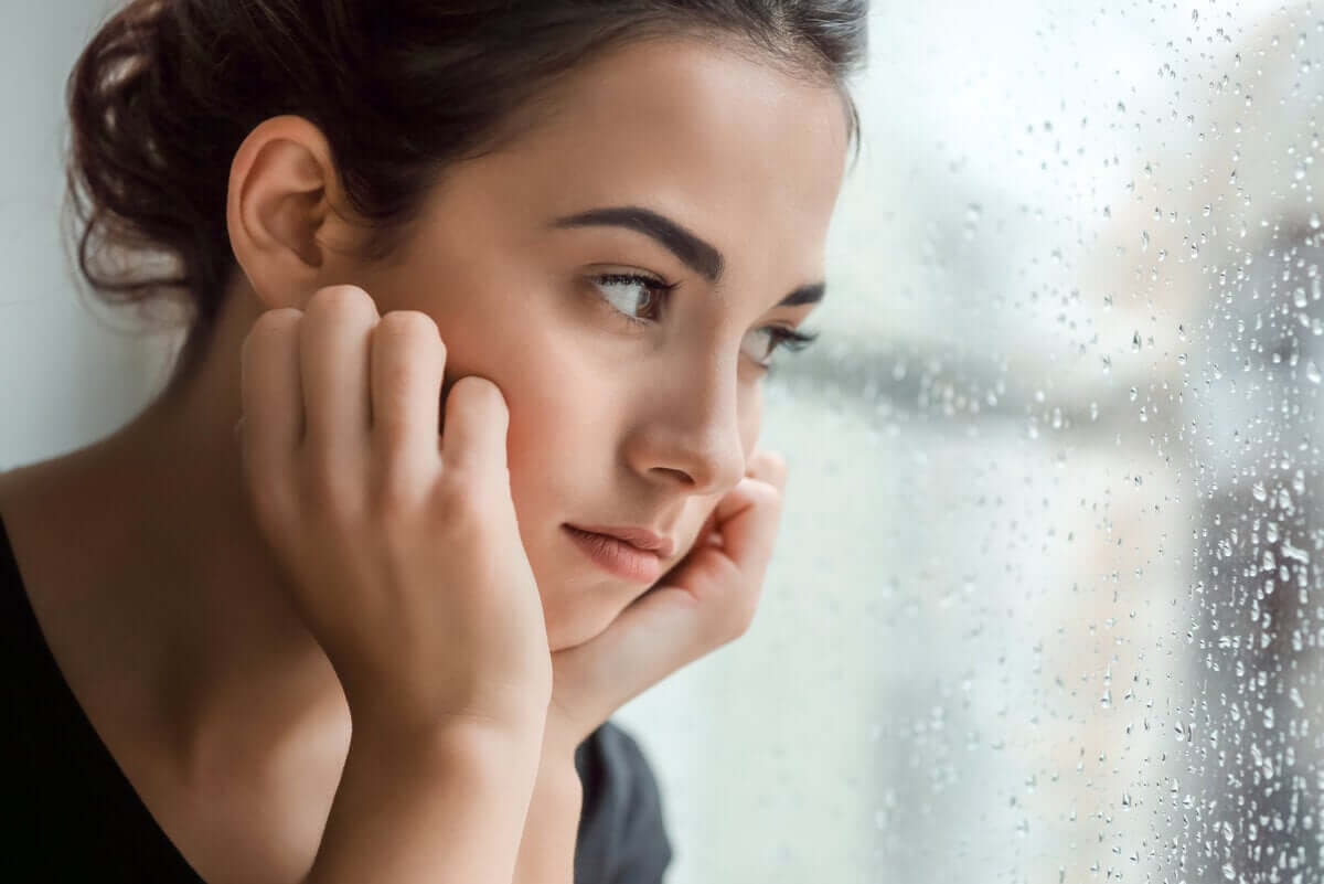 En kvinde, der reflekterer