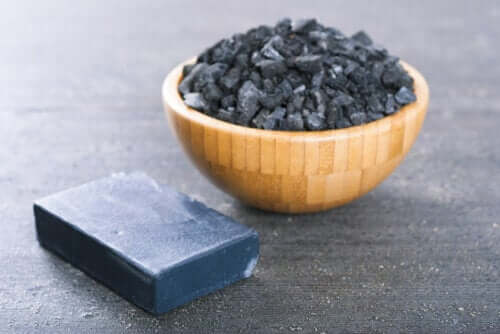 Two Methods to Make your Own Activated Charcoal Soap