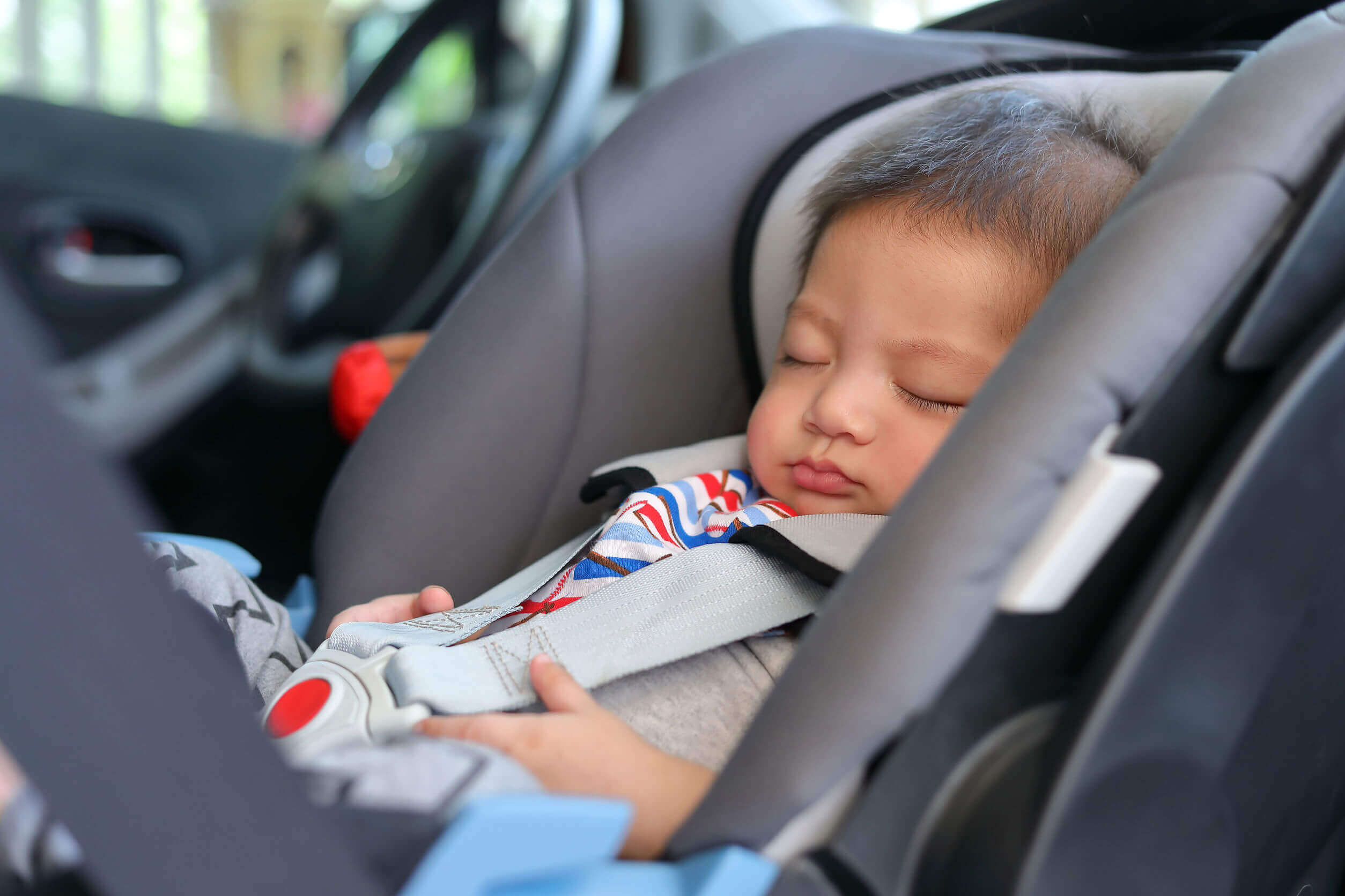 Baby sover i autostol