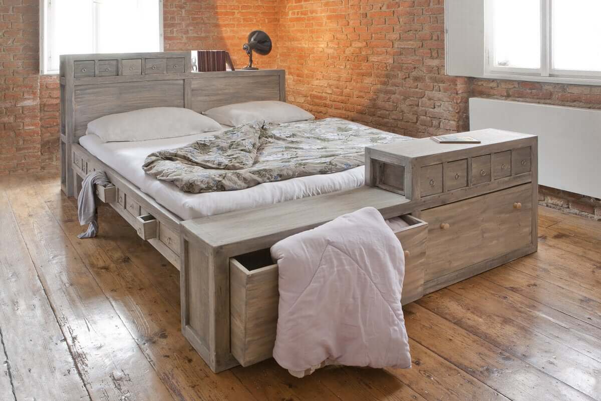 Seng i lokale med murstensvægge