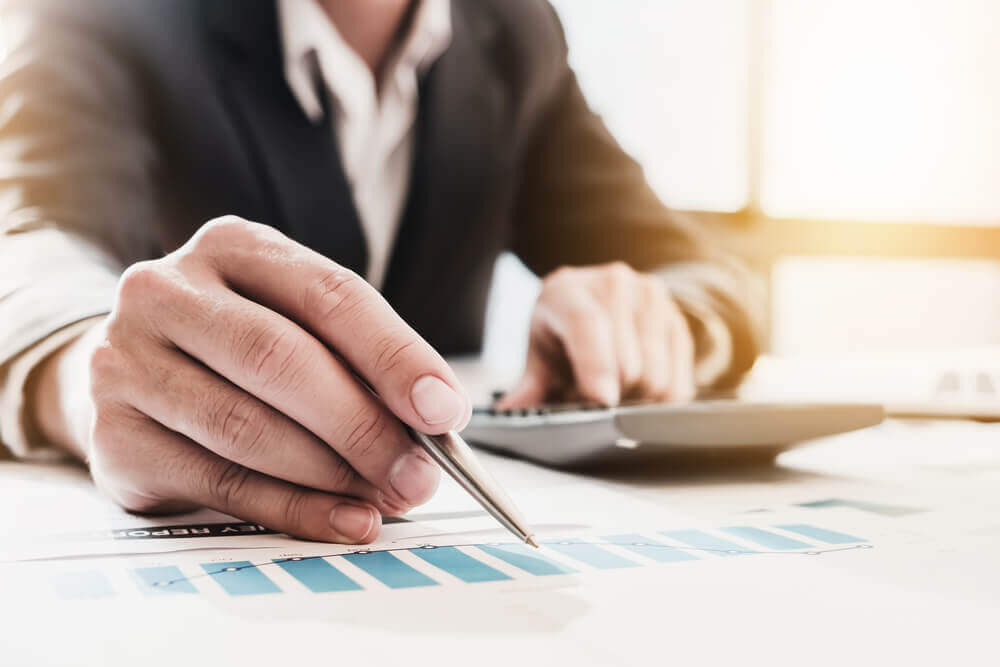 Mand regner en finansiel udvikling ud