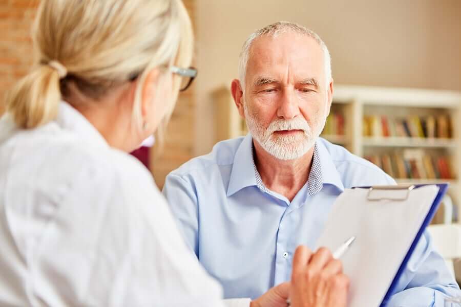 Læge taler med patient med Alzheimers