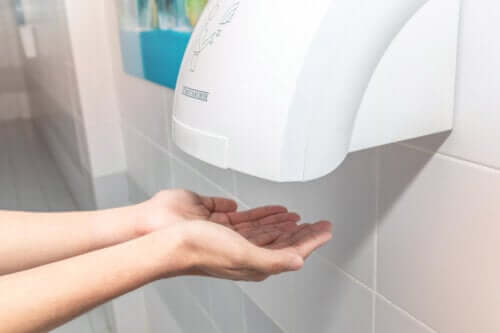 Public Hand Dryers May Be Counterproductive, Study Says