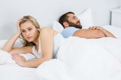 Par i seng oplever tvivl i kærlighed