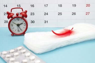 konstnärsrepresentation av att vänta på mens med en klocka, en kalender och en röd fjäder