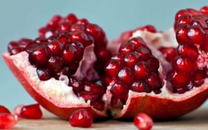 Et oppskåret granateple.