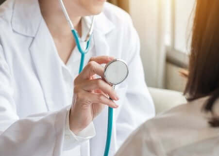 Læge, der tjekker patient