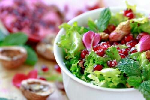 A Quick and Easy Endive Pomegranate Salad Recipe