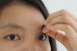 Macular Hole Symptoms and Treatment