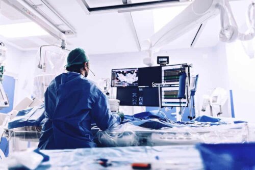 En lege på en operasjonsstue