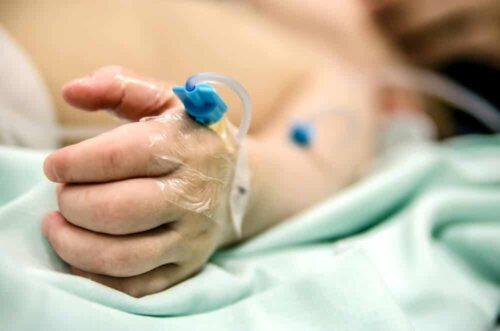 En hånd med kateter.