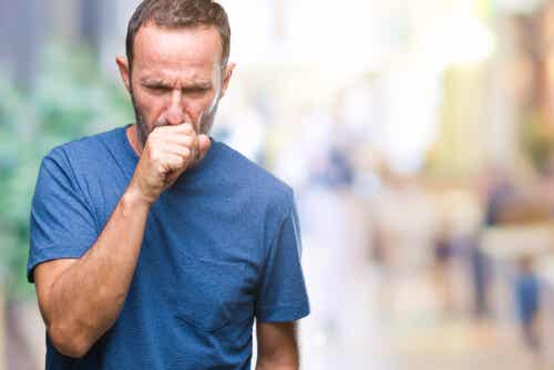 En mand med bronkitis hoster