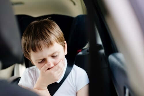 Kind is misselijk in de auto