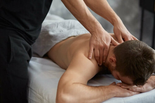 En person, der masserer en mand