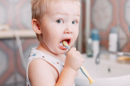 Ένα μικρό παιδί που βουρτσίζει τα δόντια του.